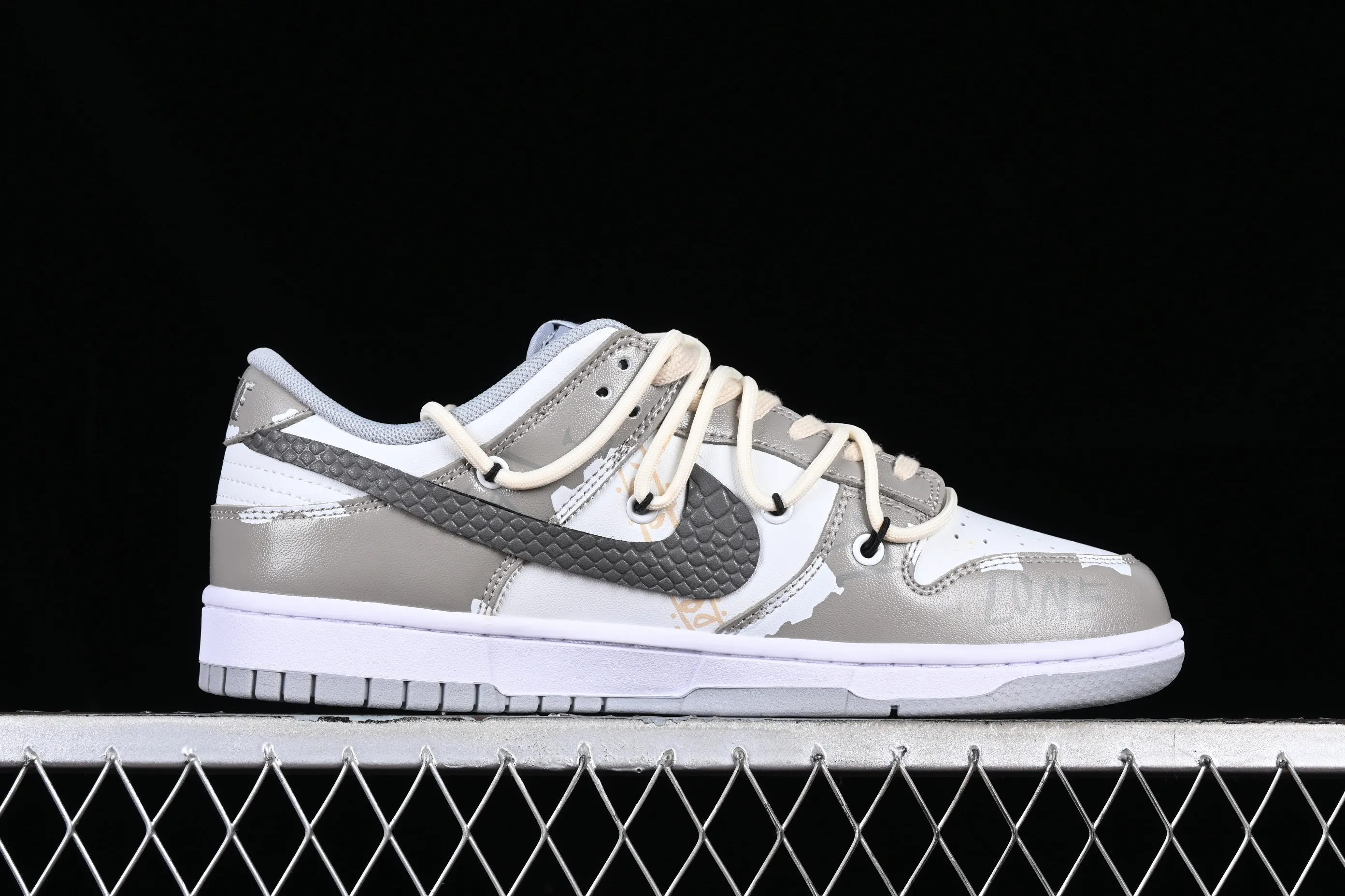 All Categories Nk SB Dunk Series Nk SB Dunk Low Low-top sneakers Customized large box Nk Dunk Low Panda Prank-West Coast Customized version of deconstructed strap retro distressed low-top sneakers DJ6188-003